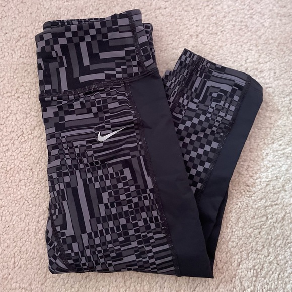 Nike Cropped Leggings - Picture 1 of 3